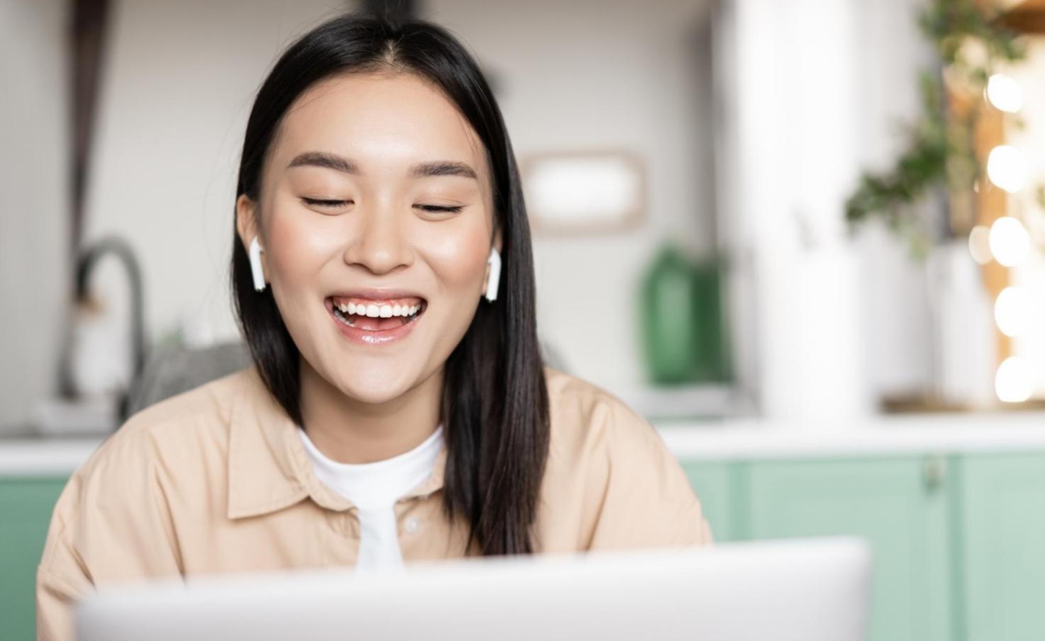 Investitionsstrategie mit Laptop und Dokumenten